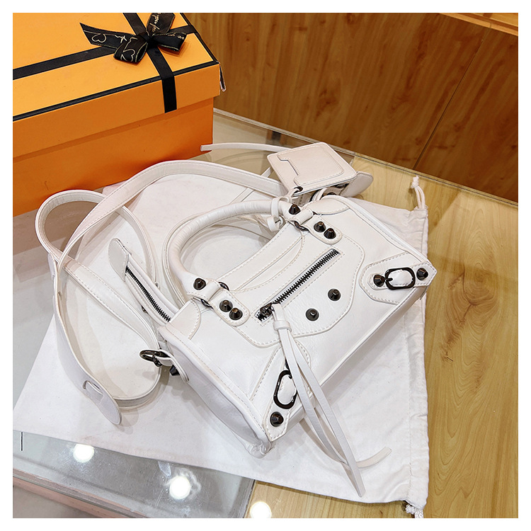 Sacs design de niche pour femmes 2023 nouveau sac à aisselles à rivets populaire sac à bandoulière à bandoulière unique millénaire sac de moto fille chaude_voghion.com