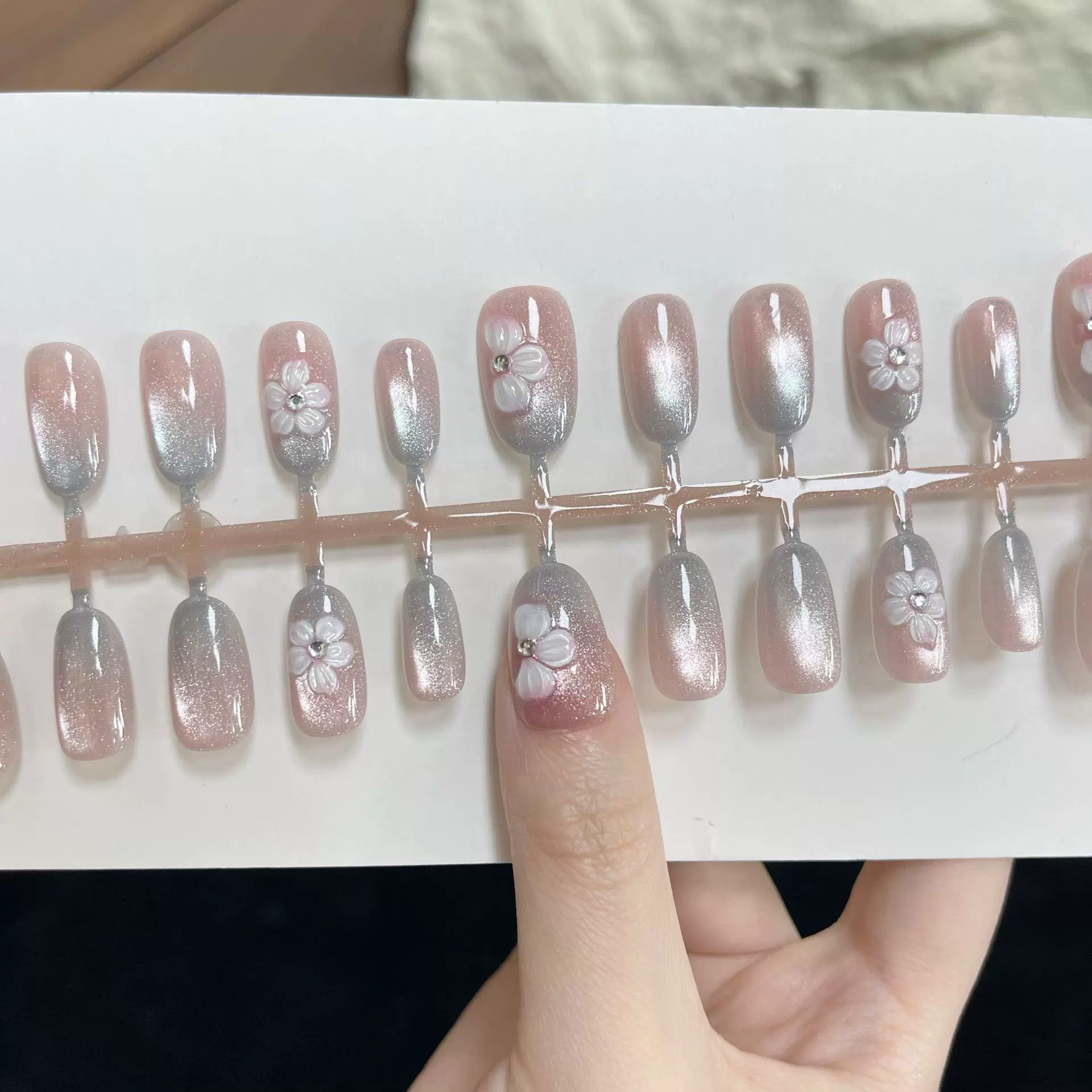 湖蓝小花细闪猫眼杏仁设计高端穿戴甲美甲贴片跨境假指甲片