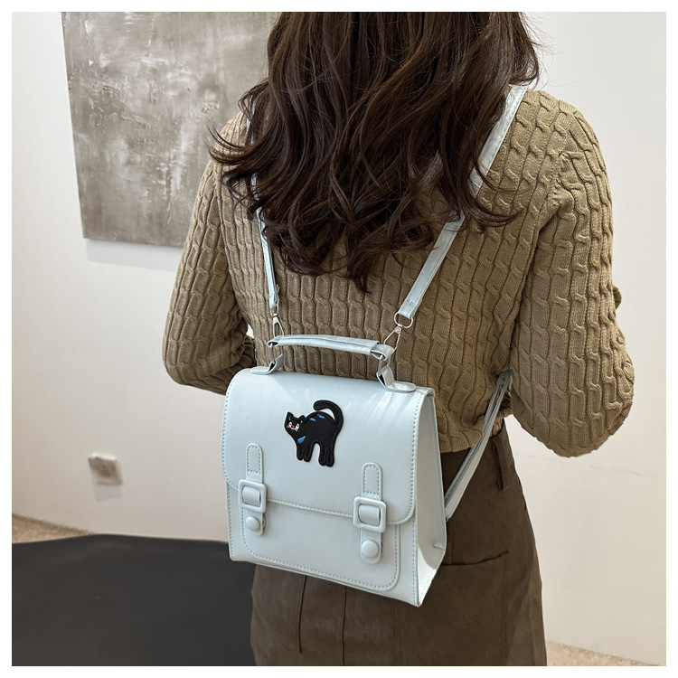 This is a new retro commuting backpack for the autumn of 2024, featuring a casual color contrast and a niche design. It is a small square single-shoulder hand-carry bag undefined