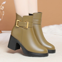 冬季厚绒羊毛棉靴子女坡跟中跟保暖短靴女防滑软皮妈妈棉皮鞋