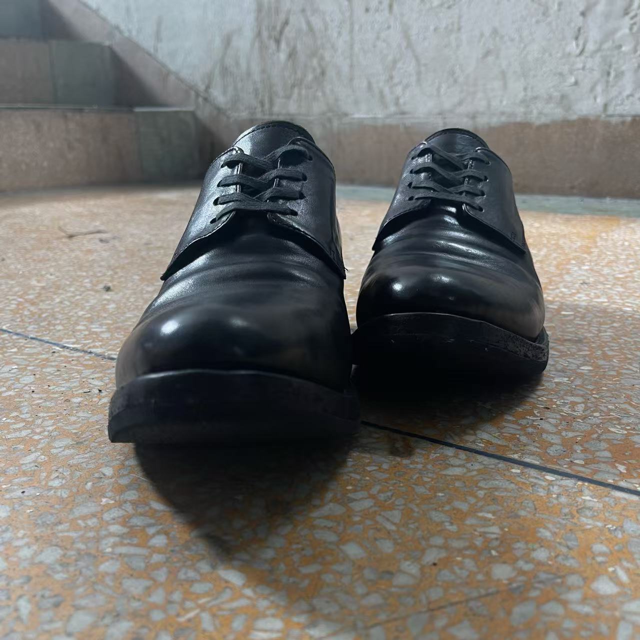 말 가죽 틈새 유피 주름 뾰족한 발가락 가죽 신발 남성 세척 더비 신발 유행 가죽 신발 블랙