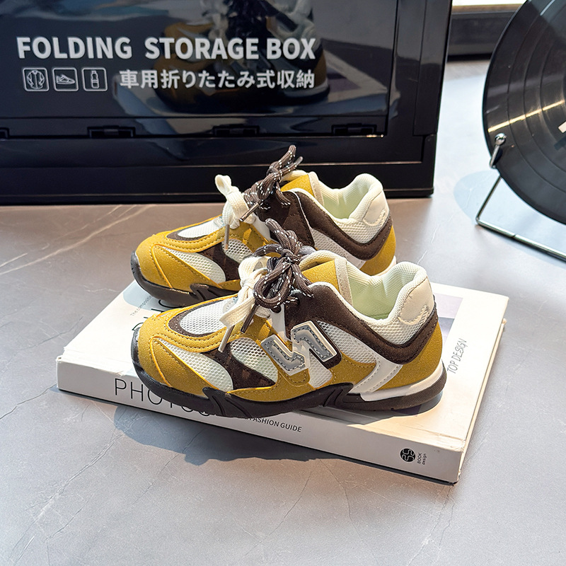 Zapatos deportivos de color para niños 2025 otoño nuevo estilo coreano de zapatos de entrenamiento de estilo antideslizante suave zapatos de carrera transpirables