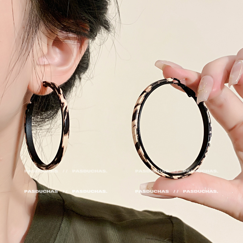 Colgante de bordilla universal mosquito incendiente bandeja de orejas clip de orejas mujeres sin agujeros de orejas clip de hueso de orejas pendientes de lujo ligero pendientes de alta calidad joyas de orejas