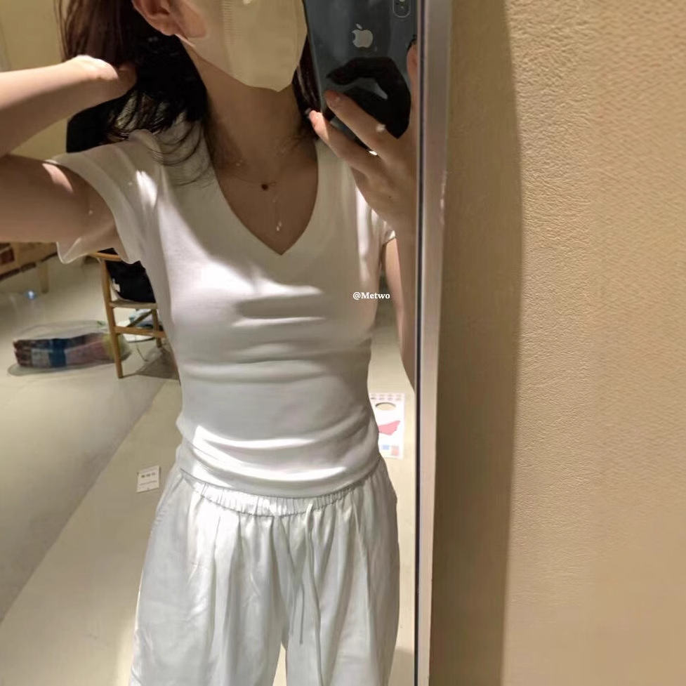 Hers 2025 verano delgado estilo minimal elástico delgado y agradable para la piel todo fósforo con cuello en V camiseta de manga corta top de mujer 20915