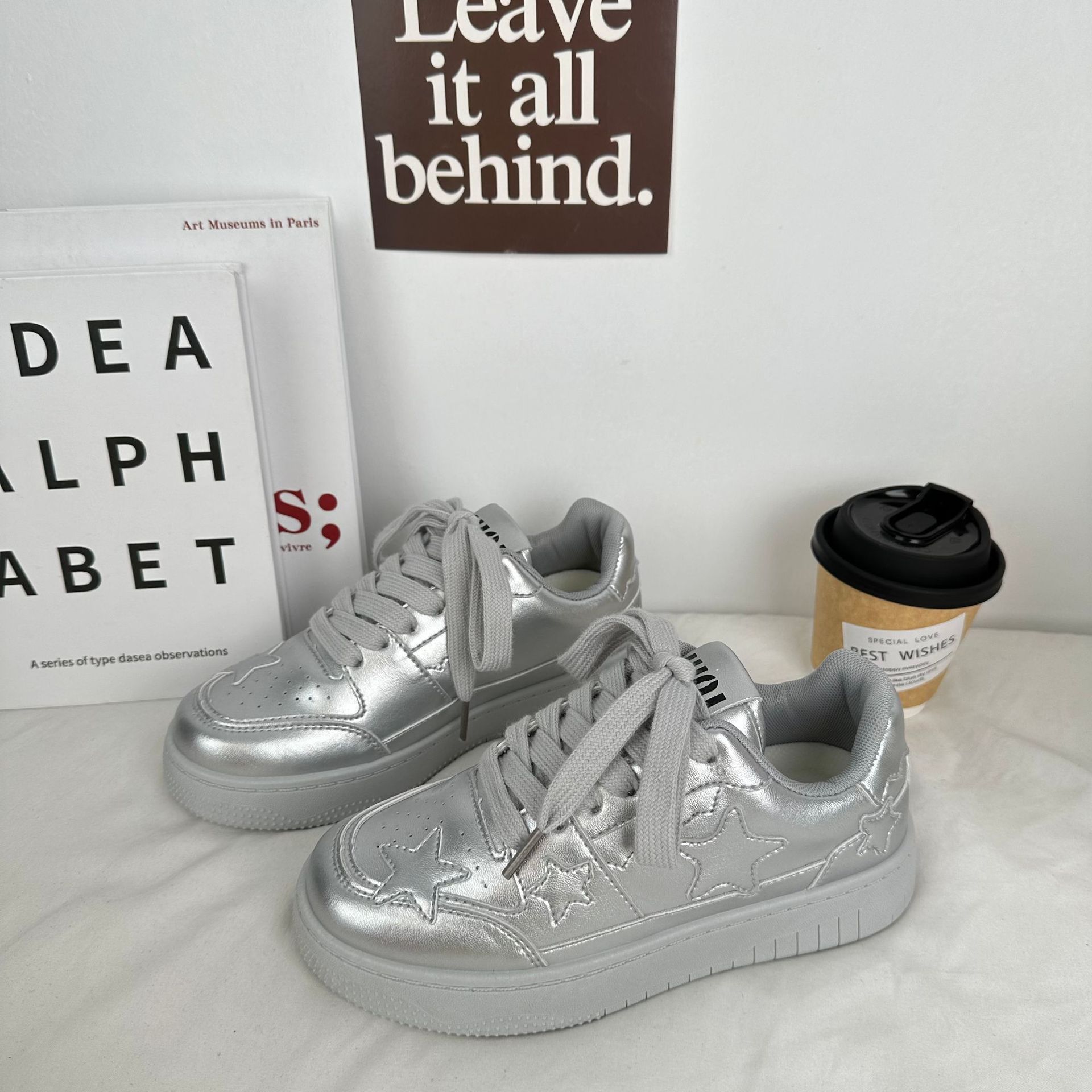 2024 primavera y verano coreano versátil zapatos de lona de suela gruesa nicho de tendencia zapatos de skate para estudiantes de Harajuku zapatos blancos pequeños