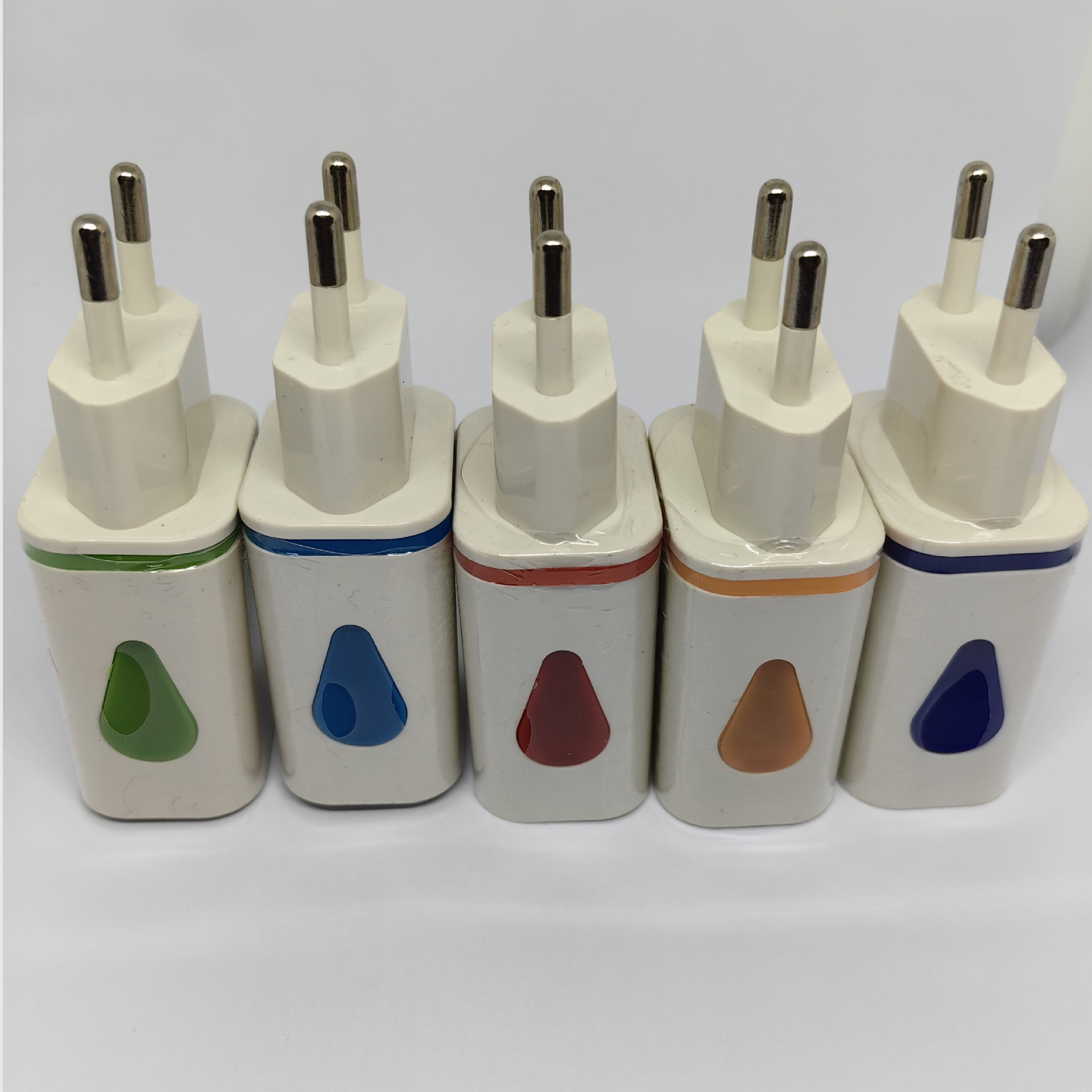 Suministro transfronterizo Dual USB gota de agua LED cargador luminoso estándar europeo estándar americano teléfono móvil 2.1A color cargador rápido