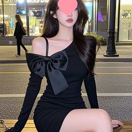 辣妹风黑色斜肩蝴蝶结吊带长袖短裙女入秋收腰显瘦高冷御姐连衣裙