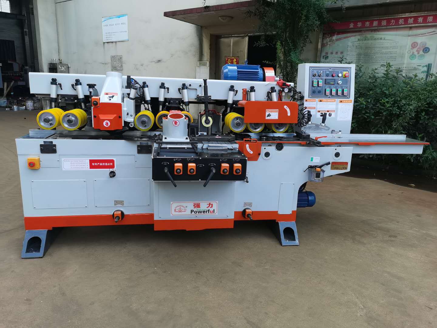 金华新强力四面刨木工机械4023DR 中间加一组送料轮