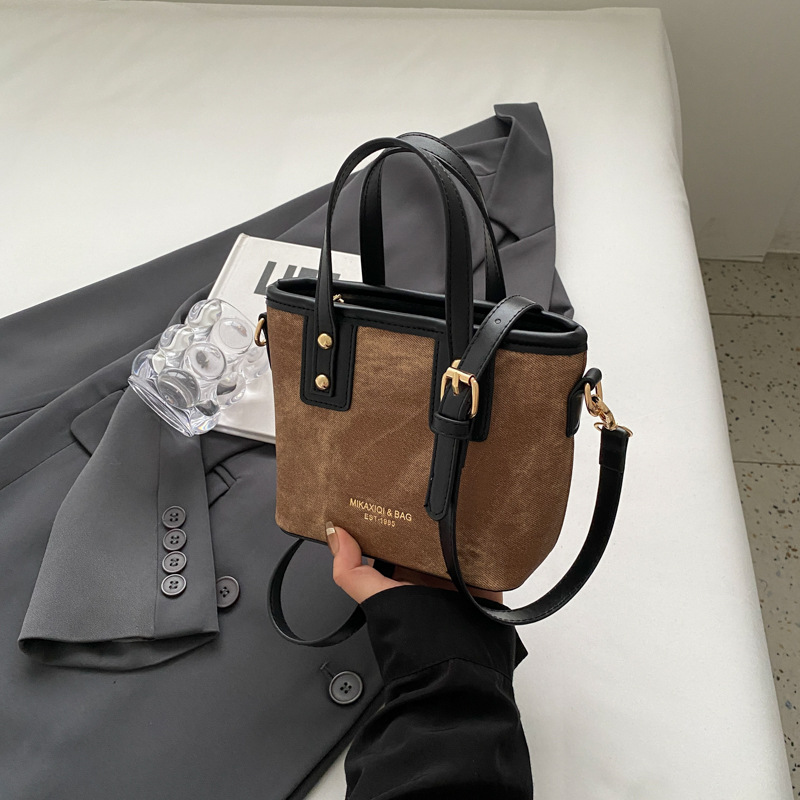 Mochila de alta textura de marea 2024 nuevo estilo versátil retro mochila de hombro de moda portátil bolso de cubo mujer