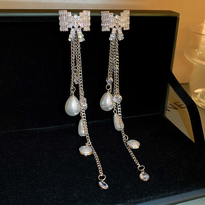 Aguja de plata Pendientes de lazo de diamantes coreanos Pendientes de temperamento de moda de todo fósforo Pendientes de diseño de nicho Sentido de lujo ligero