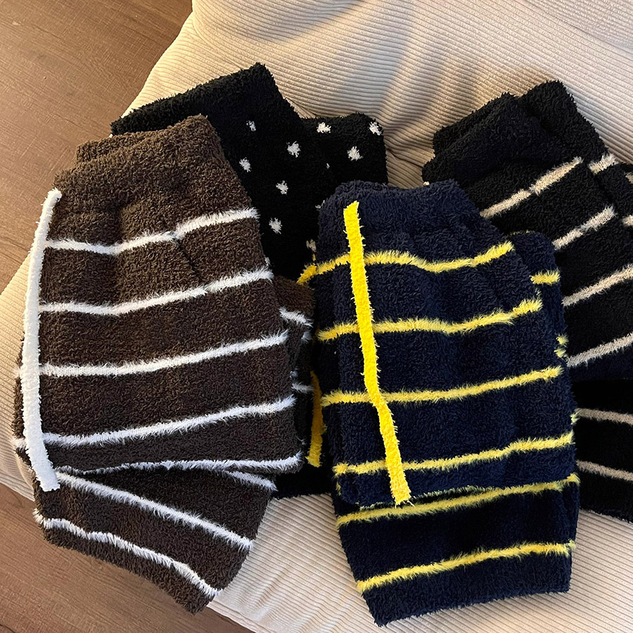 Coreana simple estriado viento impresión mitad de pijamas de terciopelo mujeres invierno nuevo engrosado calentamiento de la moda pantalones largos