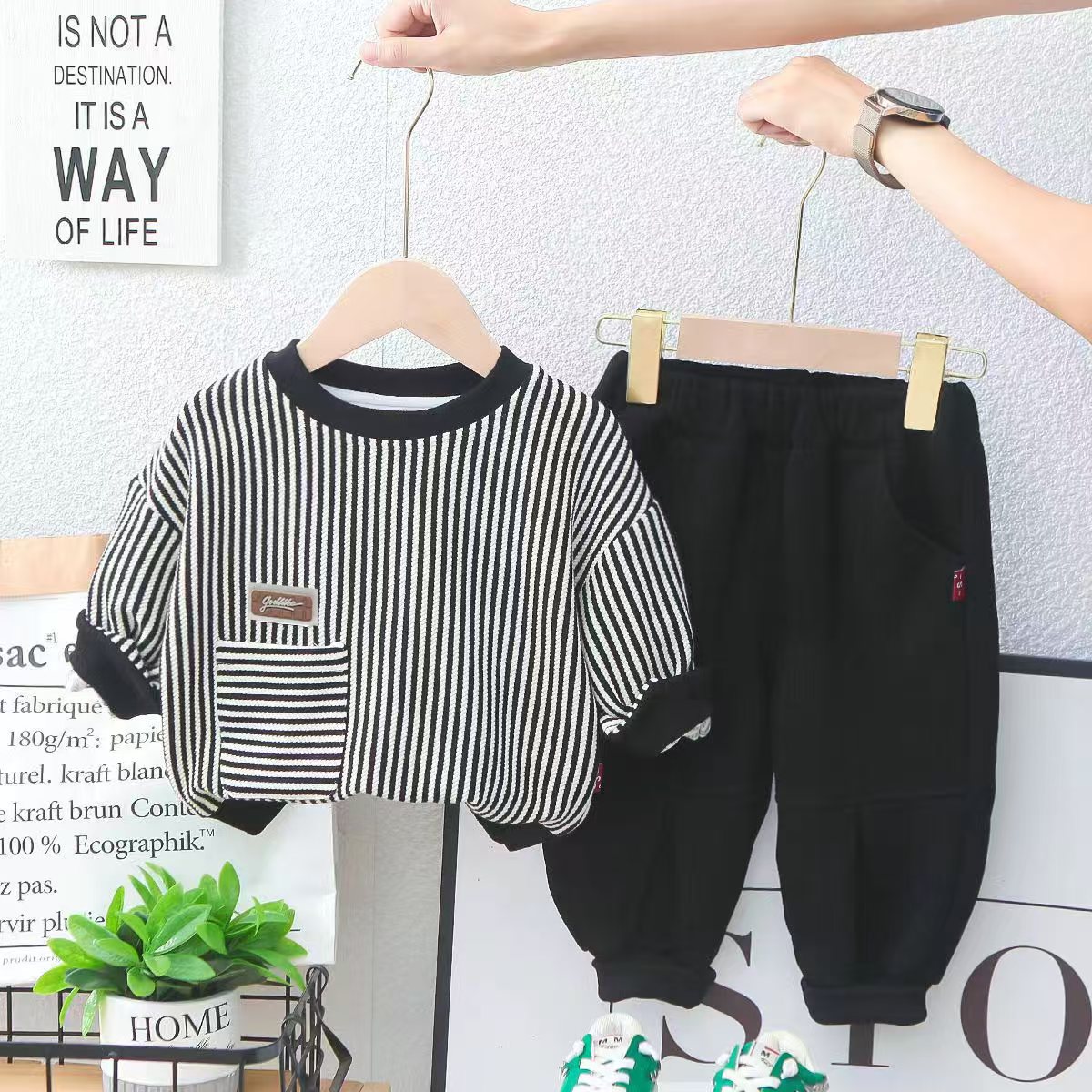 Nueva ropa infantil de otoño ropa a rayas para niños dos piezas guapo conjunto de estilo extranjero ropa de bebé primavera y otoño moda