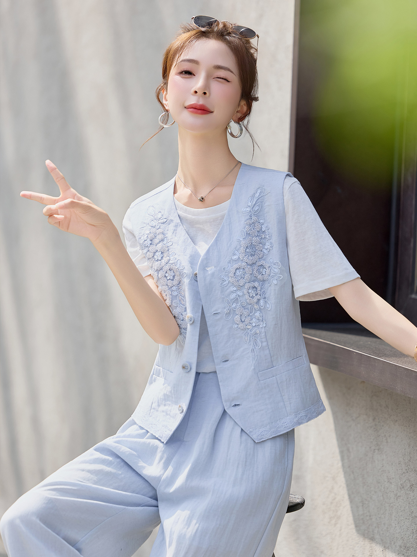 Bộ ba món nữ mùa hè 2026 gồm áo thun cổ tròn, áo gile thêu sequin và quần dài ống suông — màu xanh nhạt, màu trắng ngà