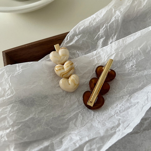 A 2024 New Retro Acrylic Heart Amber Minimalist Elegant Duckbill Hair Clip