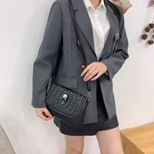 朋克包女士休闲骷髅头黑色包包时尚铆钉大容量单肩包枕头包通勤包