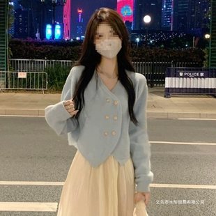 搭配半身紗裙的上毛衣女短款外套法式溫柔設計不規則針織開衫秋