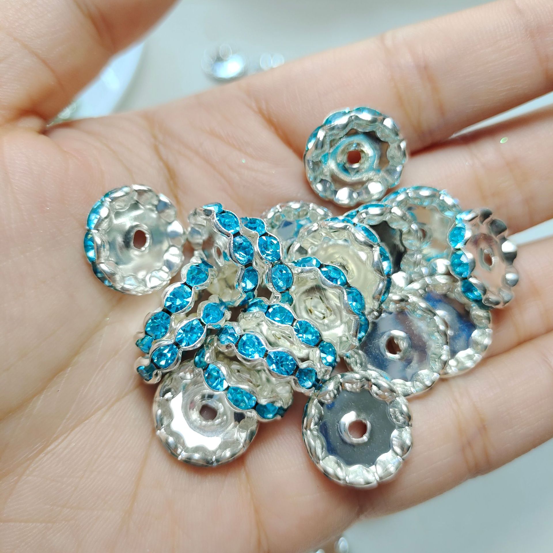 国境を越えて人気のある15mm銀色のビーズを隔てた円形のドリルリング車の輪の波の縁にドリルの部品を入れます。