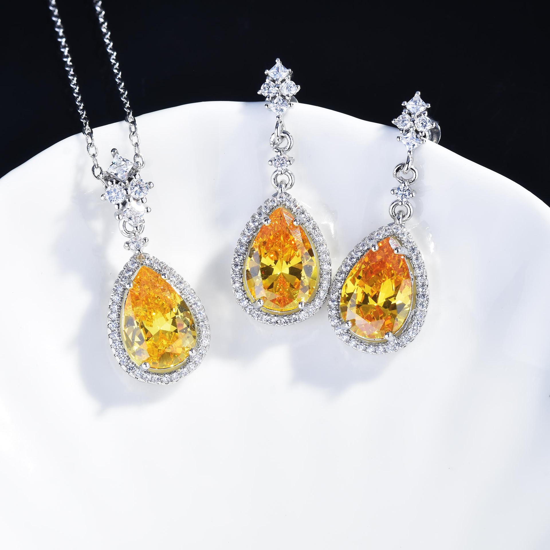 Nuevo Conjunto De Diamantes Amarillos De La Suerte Pendientes De Topa Azul Con Colgante De Diamantes Rosas Argyll display picture 5