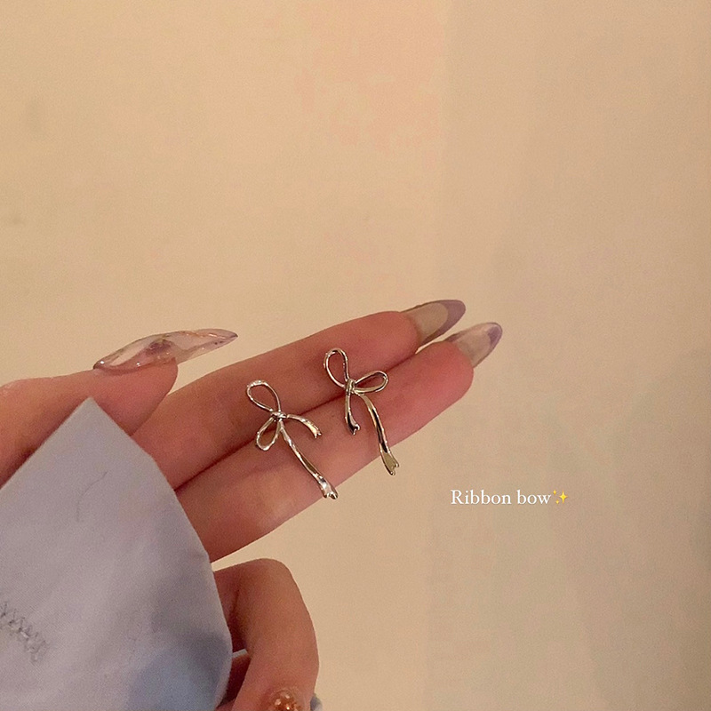 Pendientes de aro lisos para mujer, lujo ligero, pendientes de alta gama, pendientes populares, aretes de diseño exclusivo, aretes de otoño e invierno al por mayor