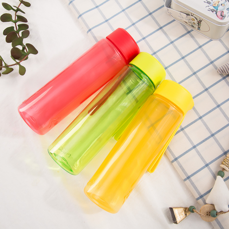 Nueva taza de agua colorida de verano simple taza de plástico portátil de mano coreana