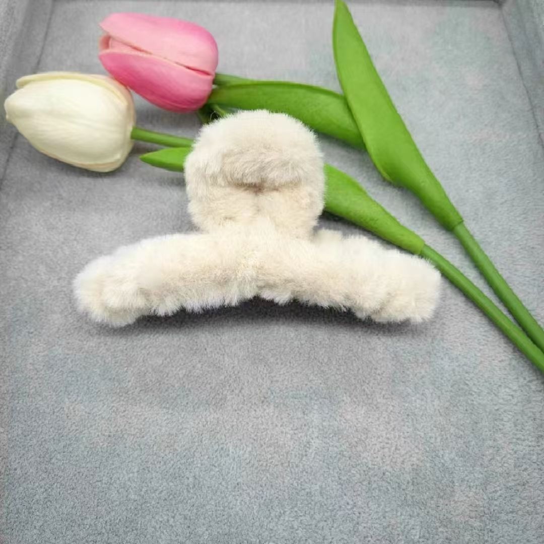 Nuevo otoño y invierno dibujos animados Sanliogou pelusa clip de agarre in lindos clip de cabello dulce cabeza de la niña al por mayor