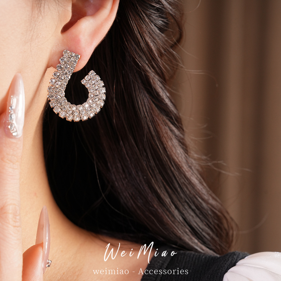 Agujas de plata diamantes geométricas aretes redondos estilo europeo y americano personalidad pendientes de nicho ligero lujo alta sensación de aretes al por mayor