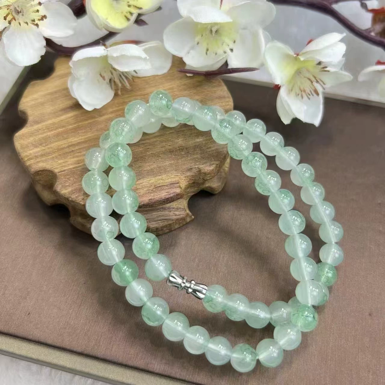 Свежее имитационное зеленое ожерелье Тяньшань, стеклянные бусины из ледяного шелка, свежее и элегантное, демонстрирующее темперамент, браслет, подарок для матери и старших.