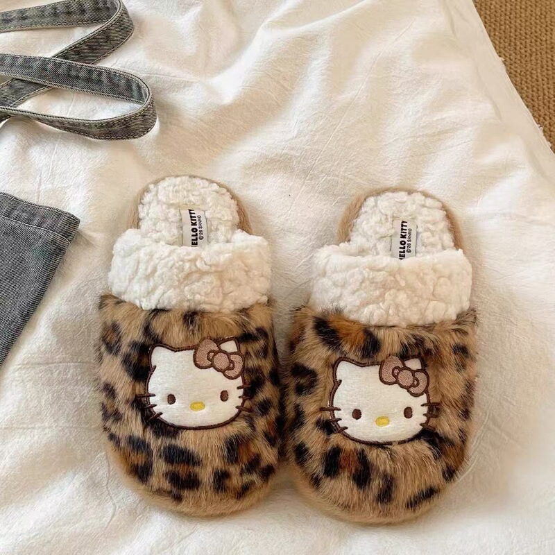 Leopard print Hello Kitty plush cotton slippers, warm and comfortable for indoor use, with thick, non-slip, and soft soles, suitable for wearing outdoors in autumn and winter Leopard print Hello Kitty plush cotton slippers, warm and comfortable for indoor use, with thick, non-slip, and soft soles, suitable for wearing outdoors in autumn and winter