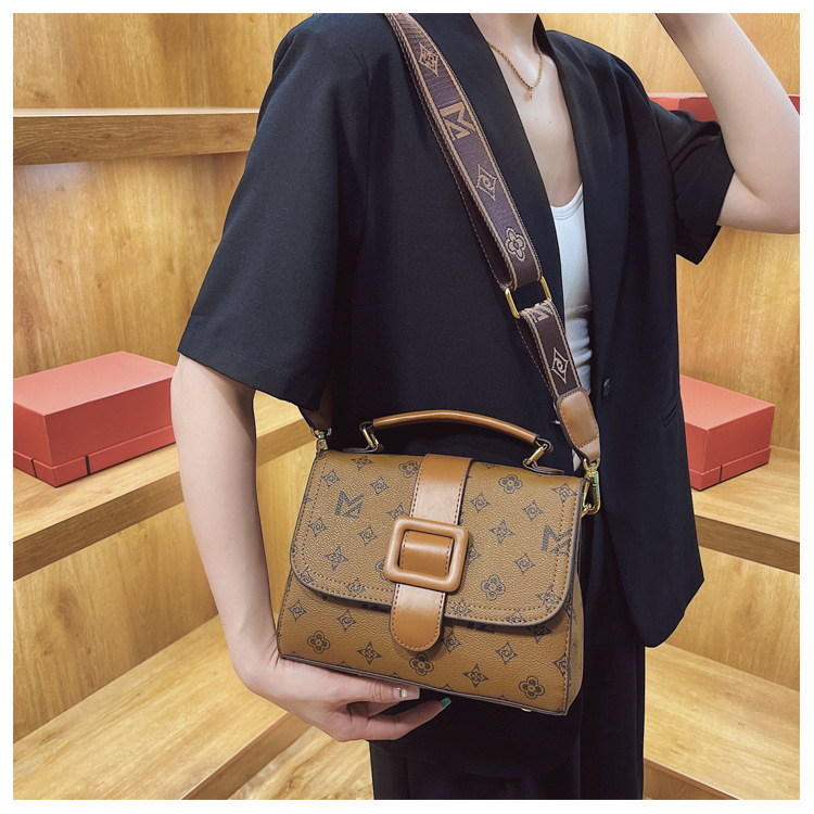 French niche design women's 2023 new fashion printed portable small square broadband one shoulder crossbody bag_voghion.com