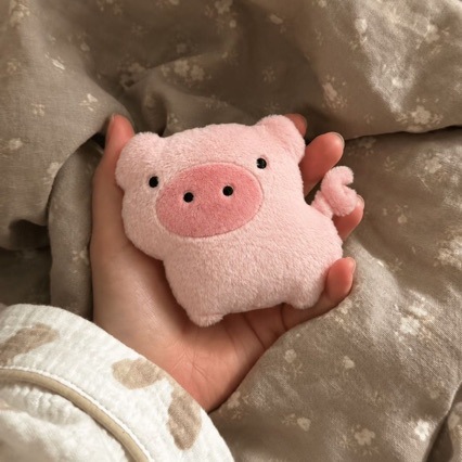 Cute and trendy pink pig pendant, fluffy and soothing pig plush keychain, bag accessory, unique and adorable.