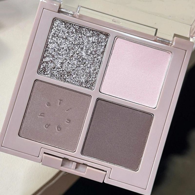 Nueva sombra de ojos de cuatro colores de chica caliente ligeramente borracha, lentejuelas mate, cemento, color tierra, baja saturación, estudiante novato, frío y barato