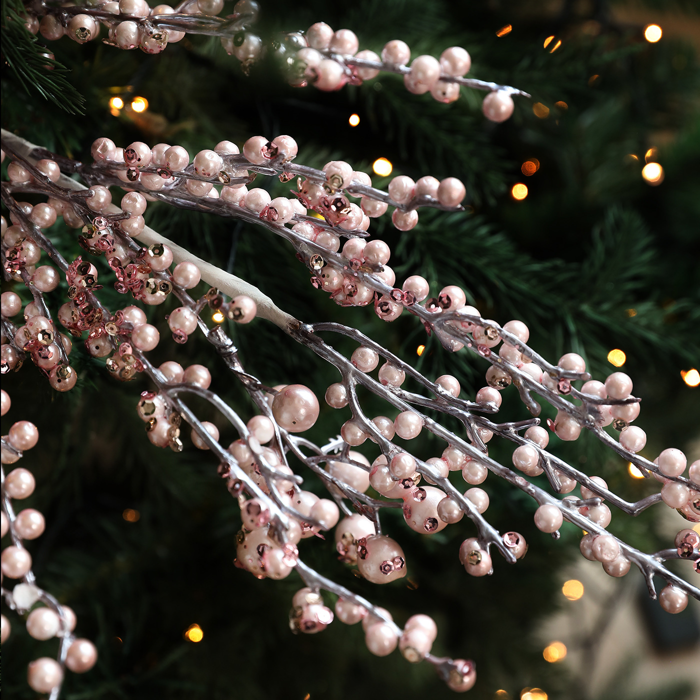 Polvo de Navidad brillante, polvo de brillo, perlas de polvo de ramas largas, árbol de Navidad, arreglos de flores, ramas, frutas ricas, frutas de hiverno, bayas, paquetes de frutas