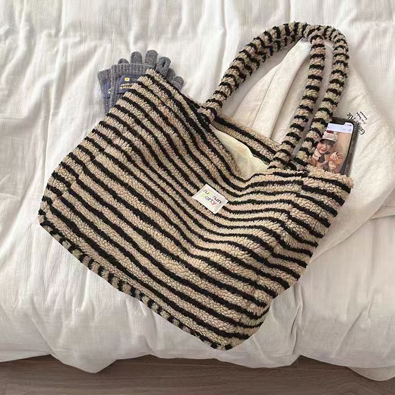 Bolsa portátil de lana de cordero bajo la axila nueva bolsa de invierno a rayas bolsas de peluche suaves de la universidad de gran capacidad bolsas para mujeres