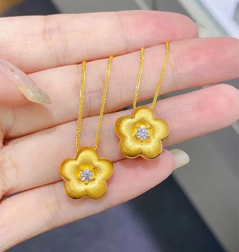 negozio di oro con antica collana con ciondolo a forma di fiore in oro placcato oro e punta da trapano in oro_voghion.com