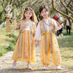 子供の少数民族風の服装の男女の子供の古風のスーツの異国の風情の演出の服の姉弟の服装の演出の服