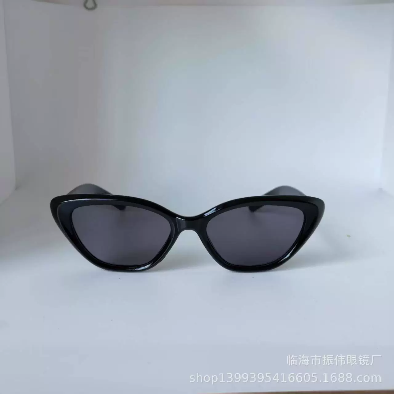 модные солнцезащитные очки «кошачий глаз»