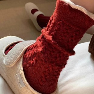 Confused ~ bloggers also love to wear red ~ twist retro red new wa! The color is super positive chao and white ~