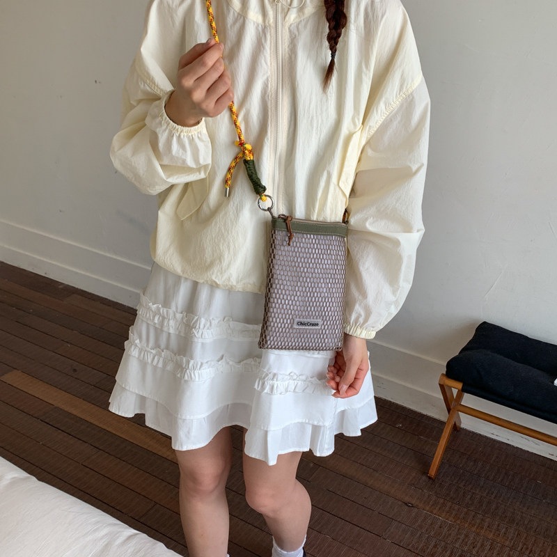 Verano pequeño 2026 hueco móvil ligero bolso de viaje de mujer nueva moda bolso de malla nicho hombro único