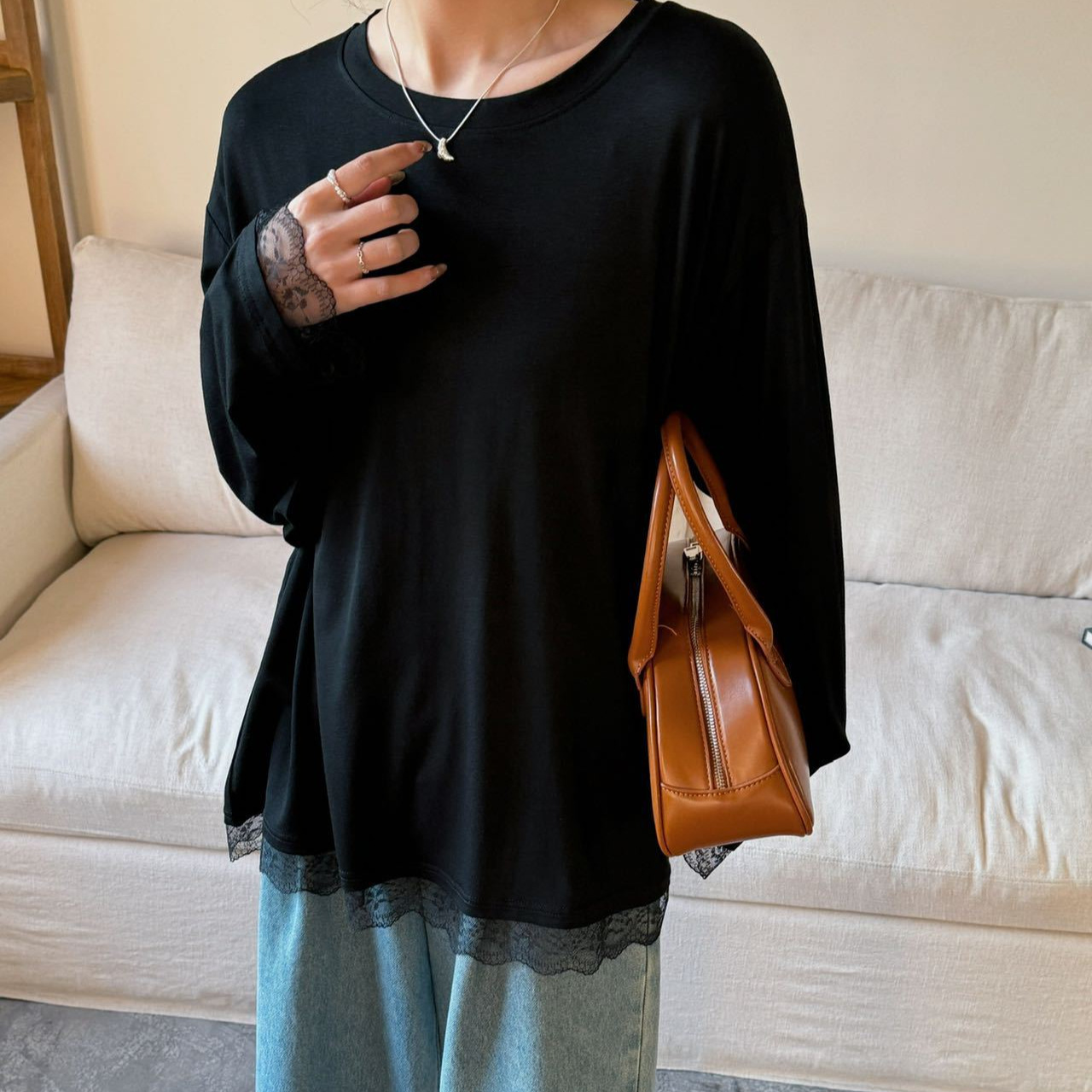 Diseño de la camisa de fondo con costuras de encaje de todo fósforo 2024 otoño e invierno nuevo estilo lijado adelgazante top temperamento de moda femenina