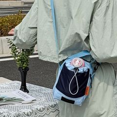 夏の色の携帯の水筒の小さい包みの女性の2025新型の軽くて斜めに携帯電話を掛けて多機能の水筒を包んで男を包みます。