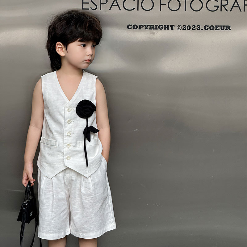 Белый жилет, черные шорты