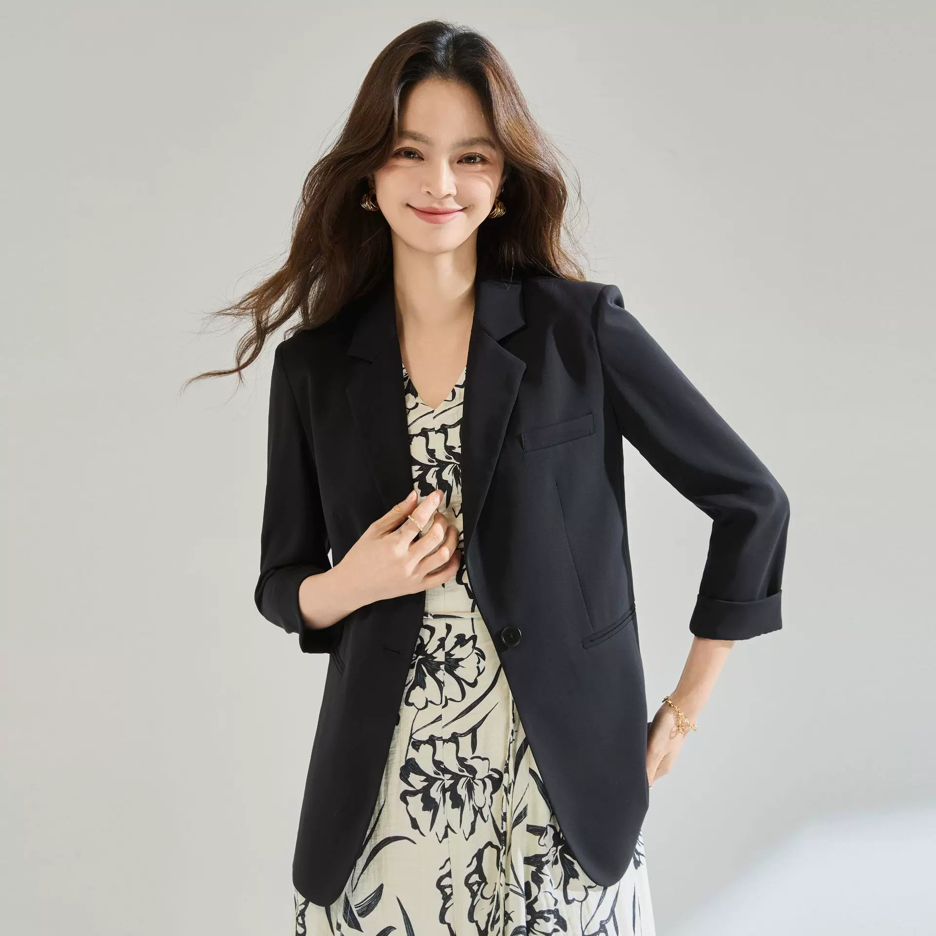 26春夏新款通勤一粒扣七分袖休闲修身收腰黑色小西服外套女22770