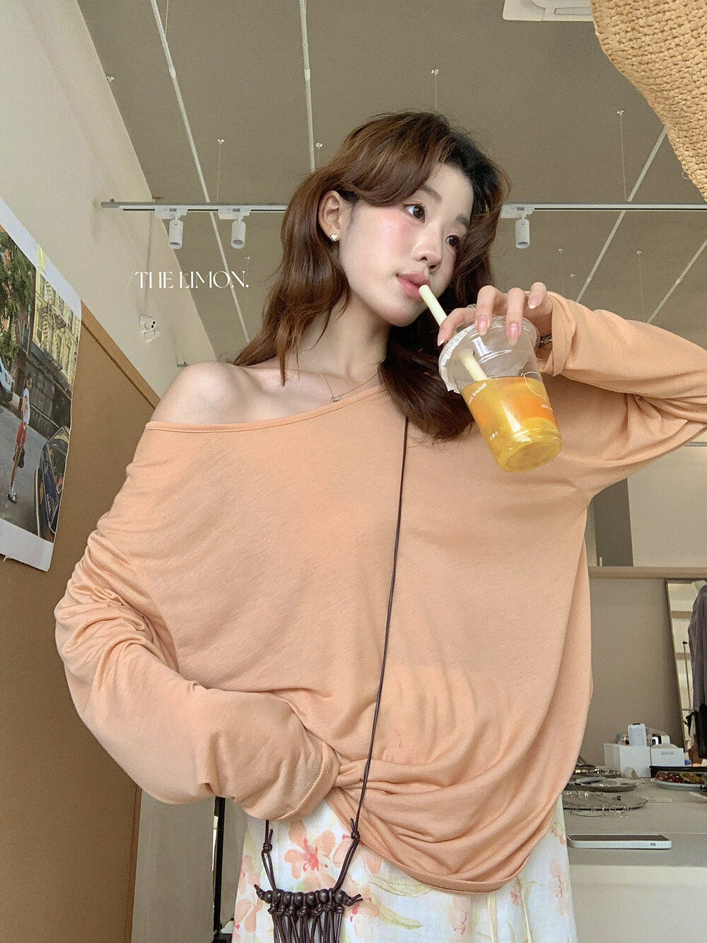 Áo thun nữ tay dài cổ V thiết kế xoắn nút, mặc hai kiểu, chống nắng, form rộng suông — màu hồng, màu cam, màu trắng, xanh lá cây chi tiết 25