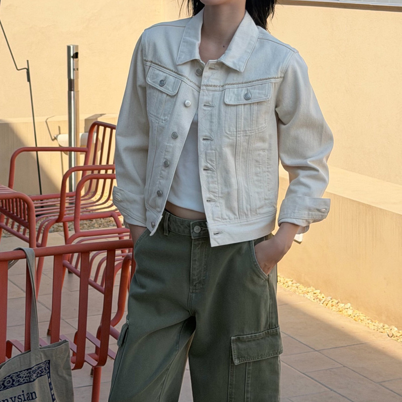 In stock designer embroidered denim jacket for women, off-white, short style, turn-down collar, vintage loose-fit work jacket for autumn In stock designer embroidered denim jacket for women, off-white, short style, turn-down collar, vintage loose-fit work jacket for autumn