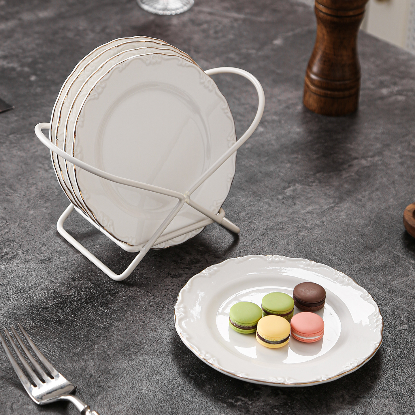 Conjunto de platos de porcelana blanca en relieve francés de Phnom Penh, platos de postres caseros de 6 pulgadas, platos de bocadillos de lujo ligeros con rack de almacenamiento