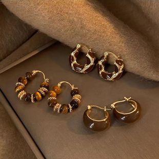 Demi-season retro fashionable earrings, light luxury style