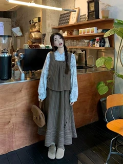穿咖色套装不对称印花马甲衬衣高腰半身裙秋季条纹叠棉涤混纺纯色