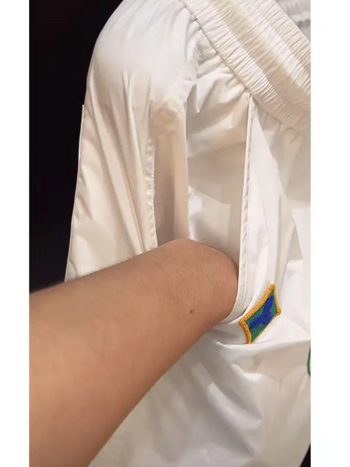Herrshorts med broderad logotyp för sommar och strand_voghion.com