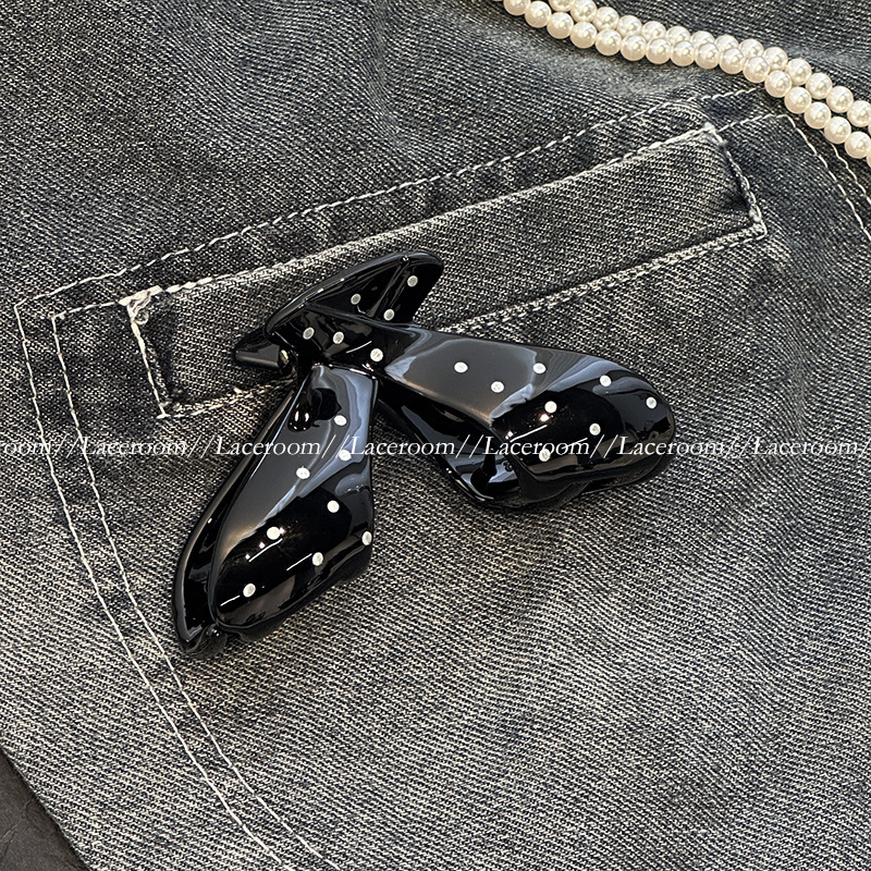 Black polka dot v