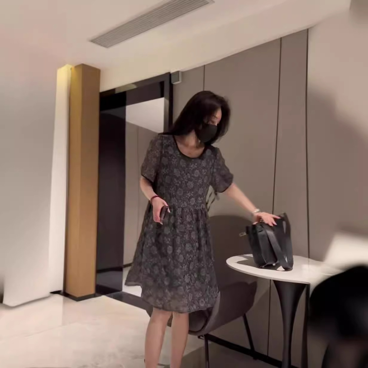 Váy liền A chữ tay ngắn cổ tròn in họa tiết chất liệu Tencel mềm mại — màu xám